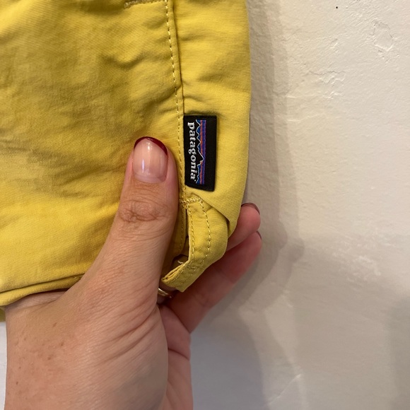 Patagonia barely baggies shorts in mustard yellow - Picture 4 of 6